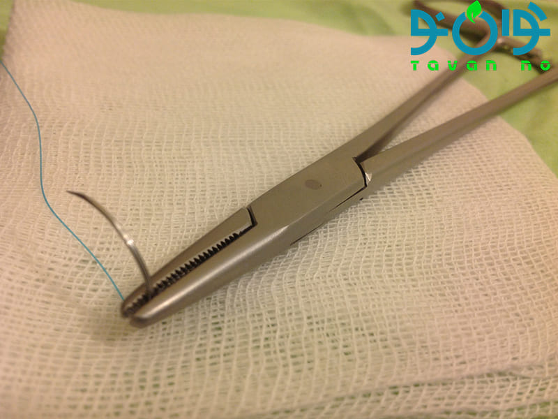تفاوت هموستات و سوزن گیر چیست؟ بررسی کامل فرق Hemostat و Needle Holder