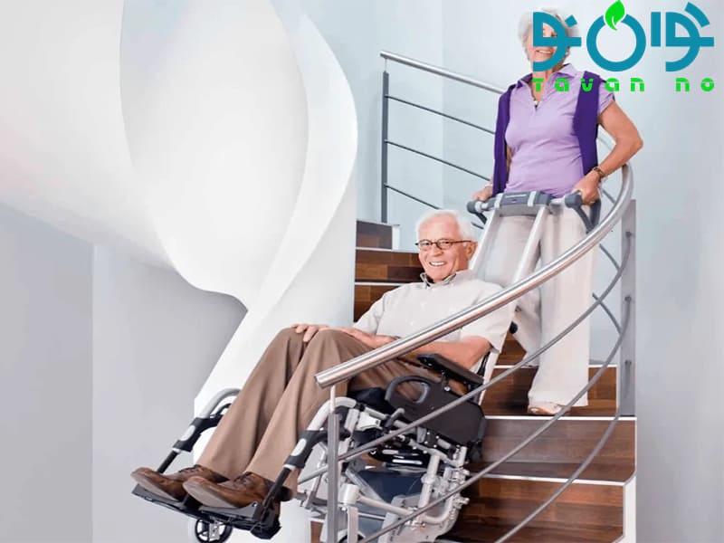 چگونه ویلچر را از پله بالا ببریم؟ راهنمای گام به گام