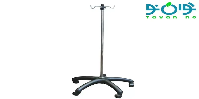 پایه سرم در میان تجهیزات هتلینگ بیمارستانی